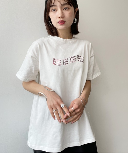 Meli rich(メリーリッチ)の「オーバーサイズロゴTシャツ(Tシャツ/カットソー・レディース・グレー系その他2/グレー系その他/ホワイト×シルバー/ホワイト×レッド/ホワイト×ブラック・FREE)」の19枚目の写真