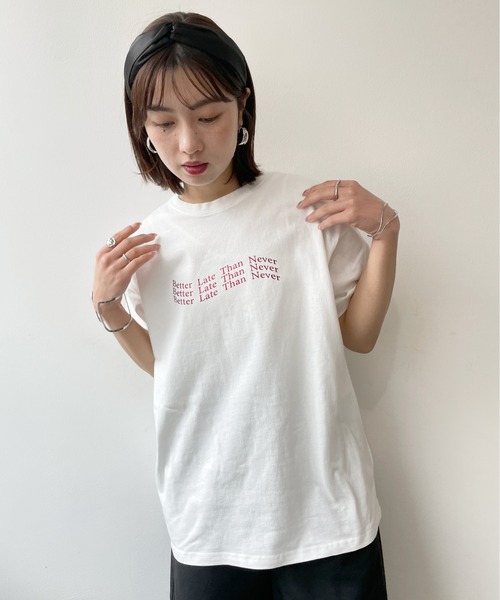 Meli rich(メリーリッチ)の「オーバーサイズロゴTシャツ(Tシャツ/カットソー・レディース・グレー系その他2/グレー系その他/ホワイト×シルバー/ホワイト×レッド/ホワイト×ブラック・FREE)」の20枚目の写真