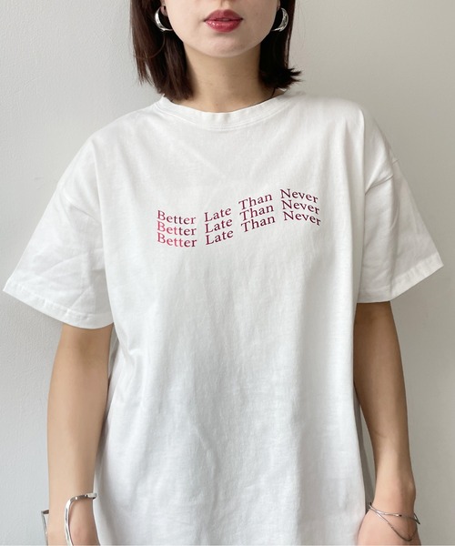 Meli rich(メリーリッチ)の「オーバーサイズロゴTシャツ(Tシャツ/カットソー・レディース・グレー系その他2/グレー系その他/ホワイト×シルバー/ホワイト×レッド/ホワイト×ブラック・FREE)」の21枚目の写真