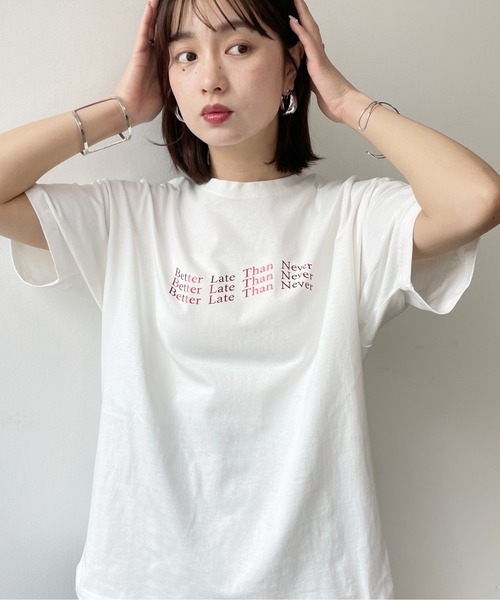 Meli rich(メリーリッチ)の「オーバーサイズロゴTシャツ(Tシャツ/カットソー・レディース・グレー系その他2/グレー系その他/ホワイト×シルバー/ホワイト×レッド/ホワイト×ブラック・FREE)」の22枚目の写真