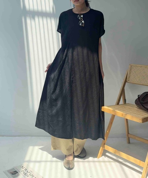 AS KNOW AS plus(アズノゥアズプラス)の「☆やさしく異素材ななめ切り替え さらりとロングワンピース(ワンピース・レディース・ネイビー系/ダークグリーン系/ブラック系・FREE)」の2枚目の写真