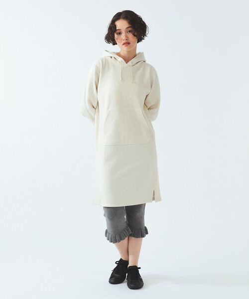 Ray BEAMS（レイビームス）の「【別注】Champion / フーディー スウェット ワンピース（ワンピース・レディース・ナチュラル/ネイビー・SMALL/MEDIUM）」の4枚目の写真