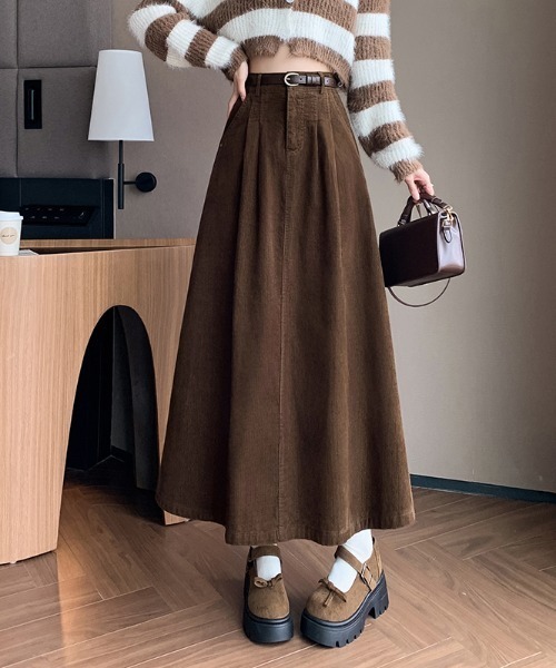 AMAJI(アマジ)の「プリーツ コーデュロイロングスカート(スカート・レディース・レッド/ブラウン/ブラック・SMALL/MEDIUM/LARGE/X-LARGE)」の1枚目の写真
