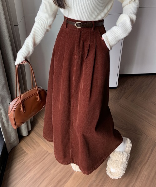 AMAJI(アマジ)の「プリーツ コーデュロイロングスカート(スカート・レディース・レッド/ブラウン/ブラック・SMALL/MEDIUM/LARGE/X-LARGE)」の4枚目の写真