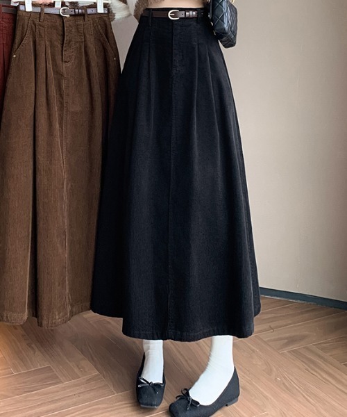 AMAJI(アマジ)の「プリーツ コーデュロイロングスカート(スカート・レディース・レッド/ブラウン/ブラック・SMALL/MEDIUM/LARGE/X-LARGE)」の6枚目の写真
