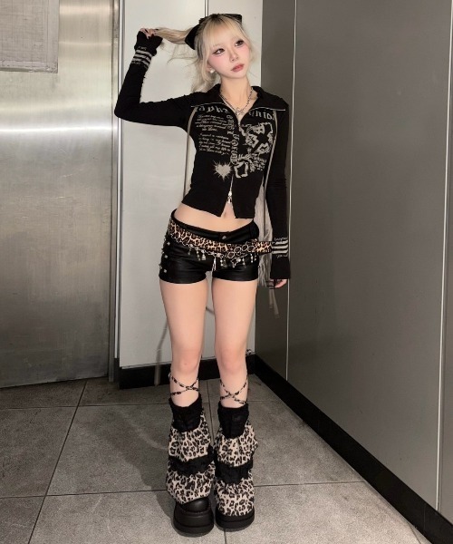 Never mind the XU / Chikashitsu+(ネバーマインド ザ エックスユー / チカシツプラス)の「【BABY09】y2k print slim zipup top / 【ベイビーナイン】ロゴプリントスリムジップアップ長袖Tシャツ(Tシャツ/カットソー・レディース・ブラック/グレー・M)」の12枚目の写真