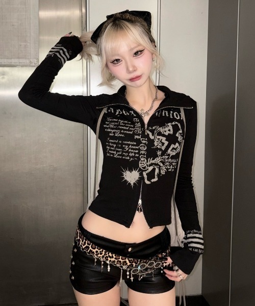 Never mind the XU / Chikashitsu+(ネバーマインド ザ エックスユー / チカシツプラス)の「【BABY09】y2k print slim zipup top / 【ベイビーナイン】ロゴプリントスリムジップアップ長袖Tシャツ(Tシャツ/カットソー・レディース・ブラック/グレー・M)」の14枚目の写真