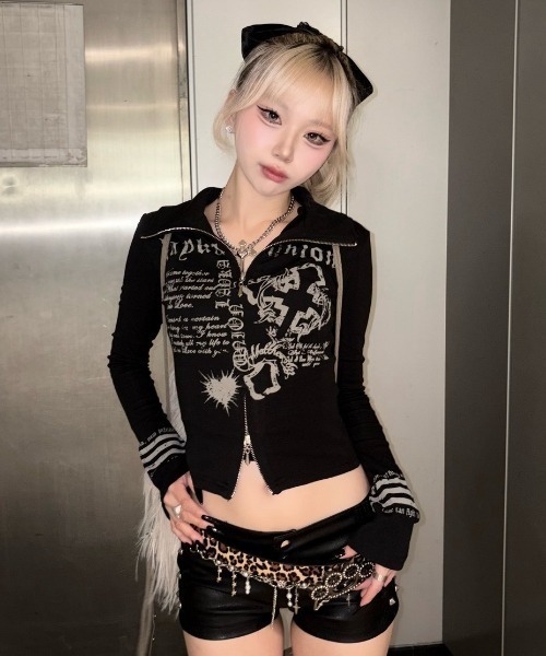 Never mind the XU / Chikashitsu+(ネバーマインド ザ エックスユー / チカシツプラス)の「【BABY09】y2k print slim zipup top / 【ベイビーナイン】ロゴプリントスリムジップアップ長袖Tシャツ(Tシャツ/カットソー・レディース・ブラック/グレー・M)」の13枚目の写真
