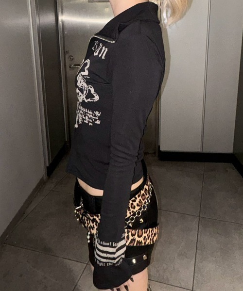 Never mind the XU / Chikashitsu+(ネバーマインド ザ エックスユー / チカシツプラス)の「【BABY09】y2k print slim zipup top / 【ベイビーナイン】ロゴプリントスリムジップアップ長袖Tシャツ(Tシャツ/カットソー・レディース・ブラック/グレー・M)」の9枚目の写真