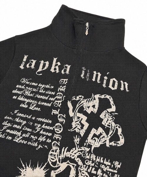 Never mind the XU / Chikashitsu+(ネバーマインド ザ エックスユー / チカシツプラス)の「【BABY09】y2k print slim zipup top / 【ベイビーナイン】ロゴプリントスリムジップアップ長袖Tシャツ(Tシャツ/カットソー・レディース・ブラック/グレー・M)」の4枚目の写真