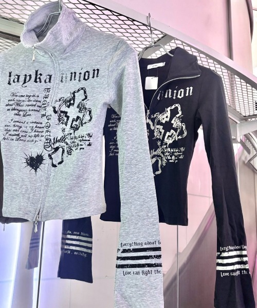 Never mind the XU / Chikashitsu+(ネバーマインド ザ エックスユー / チカシツプラス)の「【BABY09】y2k print slim zipup top / 【ベイビーナイン】ロゴプリントスリムジップアップ長袖Tシャツ(Tシャツ/カットソー・レディース・ブラック/グレー・M)」の18枚目の写真