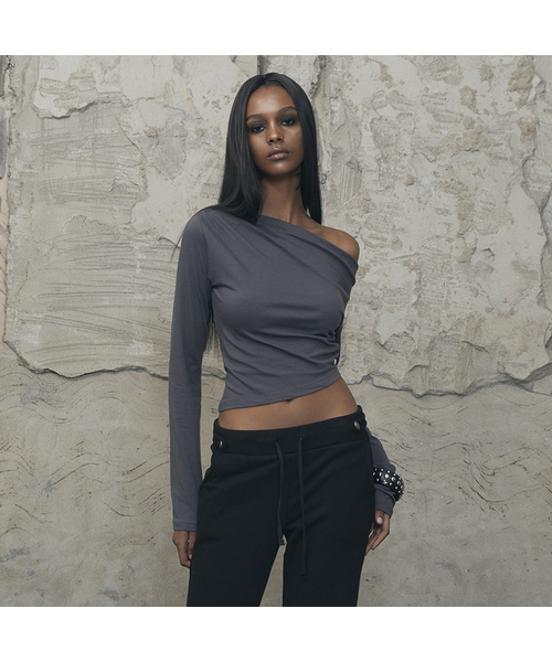VOONT(ブント)の「Slouchy Off-Shoulder Long Sleeve (CHARCOAL)(Tシャツ/カットソー・レディース・チャコールグレー・OS)」の1枚目の写真