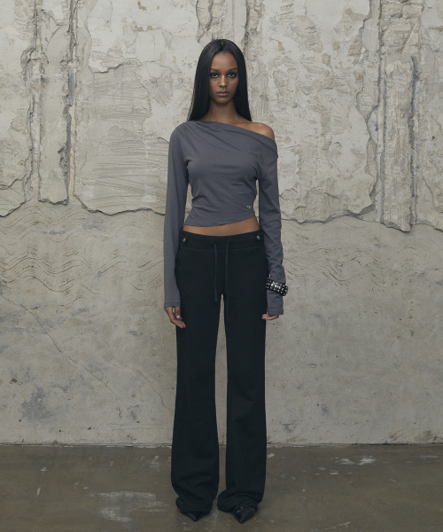 VOONT(ブント)の「Slouchy Off-Shoulder Long Sleeve (CHARCOAL)(Tシャツ/カットソー・レディース・チャコールグレー・OS)」の2枚目の写真