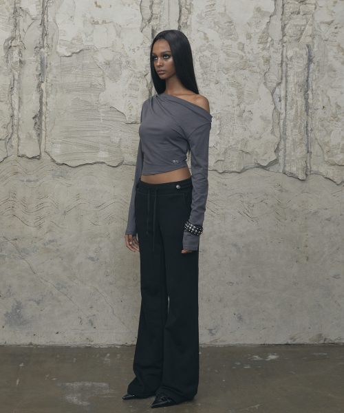 VOONT(ブント)の「Slouchy Off-Shoulder Long Sleeve (CHARCOAL)(Tシャツ/カットソー・レディース・チャコールグレー・OS)」の3枚目の写真