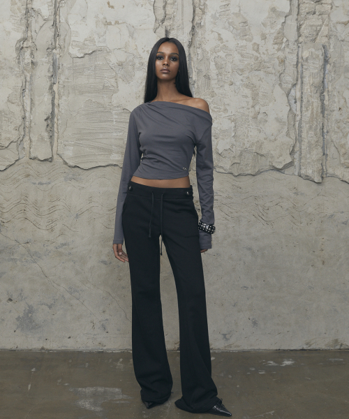 VOONT(ブント)の「Slouchy Off-Shoulder Long Sleeve (CHARCOAL)(Tシャツ/カットソー・レディース・チャコールグレー・OS)」の4枚目の写真