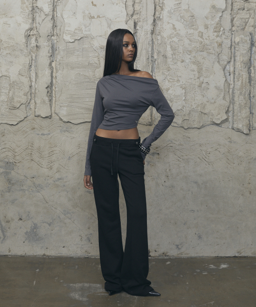 VOONT(ブント)の「Slouchy Off-Shoulder Long Sleeve (CHARCOAL)(Tシャツ/カットソー・レディース・チャコールグレー・OS)」の6枚目の写真