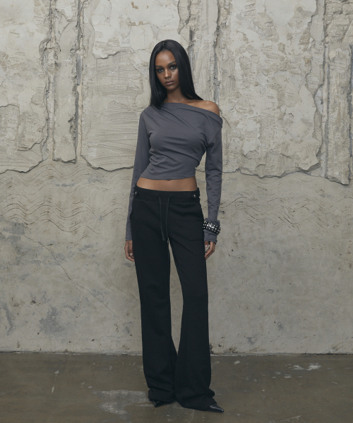 VOONT(ブント)の「Slouchy Off-Shoulder Long Sleeve (CHARCOAL)(Tシャツ/カットソー・レディース・チャコールグレー・OS)」の7枚目の写真