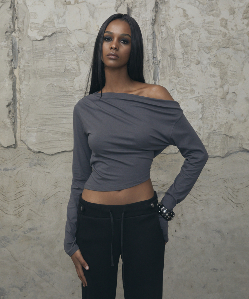 VOONT(ブント)の「Slouchy Off-Shoulder Long Sleeve (CHARCOAL)(Tシャツ/カットソー・レディース・チャコールグレー・OS)」の9枚目の写真