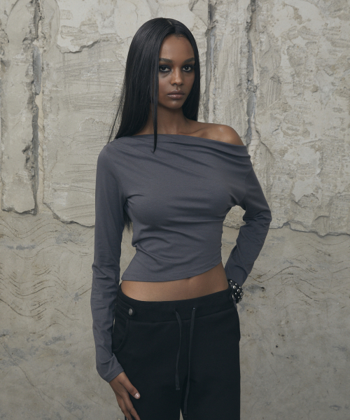 VOONT(ブント)の「Slouchy Off-Shoulder Long Sleeve (CHARCOAL)(Tシャツ/カットソー・レディース・チャコールグレー・OS)」の10枚目の写真