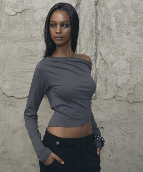 VOONT(ブント)の「Slouchy Off-Shoulder Long Sleeve (CHARCOAL)(Tシャツ/カットソー・レディース・チャコールグレー・OS)」の11枚目の写真