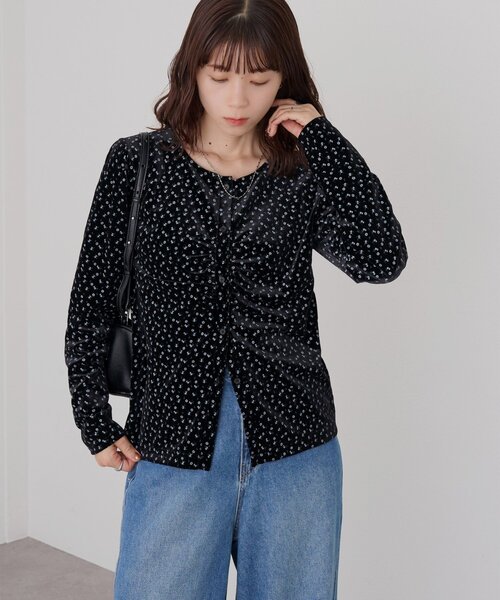 DISCOAT(ディスコート)の「【WEB限定】ベロア花柄コンパクトカーディガン(カーディガン/ボレロ・レディース・グレイッシュベージュ/ブルー/ブラック・FREE)」の6枚目の写真