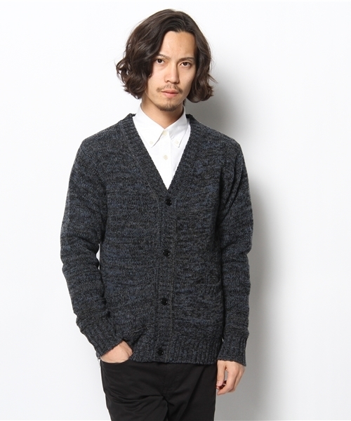 AMERICAN RAG CIE(アメリカンラグシー)の「AMERICAN RAG CIE Vネックニットカーディガン 109-TMK-M131-KN028(カーディガン/ボレロ・メンズ・ブラック/マスタード/レッド・1/2)」の2枚目の写真