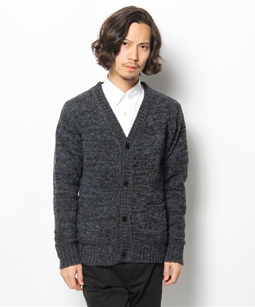 AMERICAN RAG CIE(アメリカンラグシー)の「AMERICAN RAG CIE Vネックニットカーディガン 109-TMK-M131-KN028(カーディガン/ボレロ・メンズ・ブラック/マスタード/レッド・1/2)」の4枚目の写真