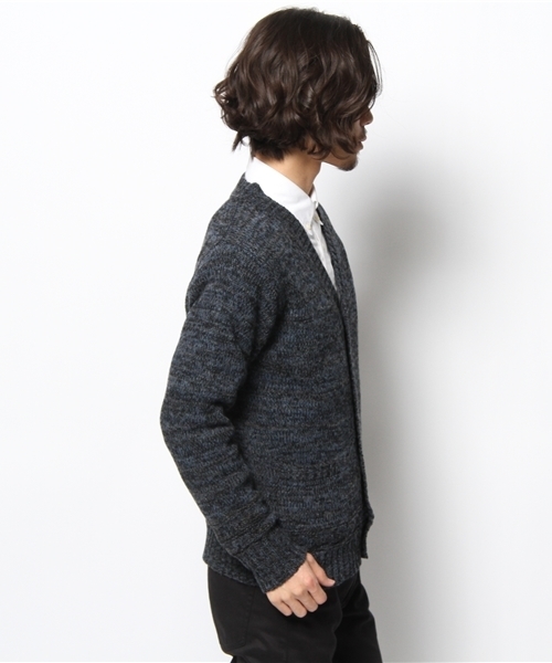 AMERICAN RAG CIE(アメリカンラグシー)の「AMERICAN RAG CIE Vネックニットカーディガン 109-TMK-M131-KN028(カーディガン/ボレロ・メンズ・ブラック/マスタード/レッド・1/2)」の5枚目の写真