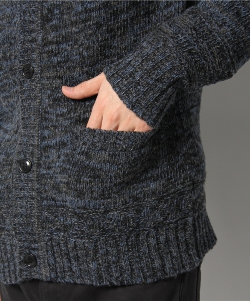 AMERICAN RAG CIE(アメリカンラグシー)の「AMERICAN RAG CIE Vネックニットカーディガン 109-TMK-M131-KN028(カーディガン/ボレロ・メンズ・ブラック/マスタード/レッド・1/2)」の9枚目の写真