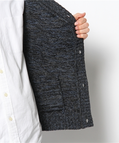 AMERICAN RAG CIE(アメリカンラグシー)の「AMERICAN RAG CIE Vネックニットカーディガン 109-TMK-M131-KN028(カーディガン/ボレロ・メンズ・ブラック/マスタード/レッド・1/2)」の10枚目の写真