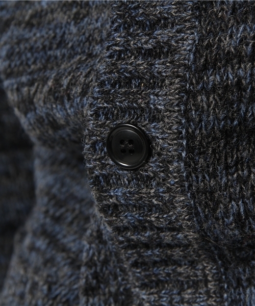 AMERICAN RAG CIE(アメリカンラグシー)の「AMERICAN RAG CIE Vネックニットカーディガン 109-TMK-M131-KN028(カーディガン/ボレロ・メンズ・ブラック/マスタード/レッド・1/2)」の11枚目の写真