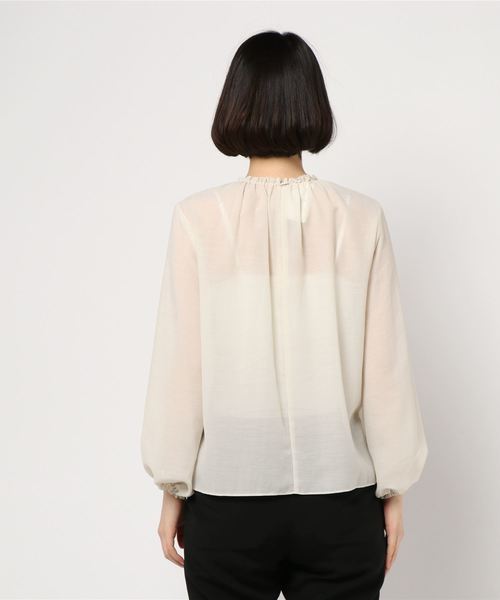 La TOTALITE(ラトータリテ)の「エアーボイルギャザーネックブラウス【手洗い可能】◆(シャツ/ブラウス・レディース・アイボリー・FREE)」の3枚目の写真