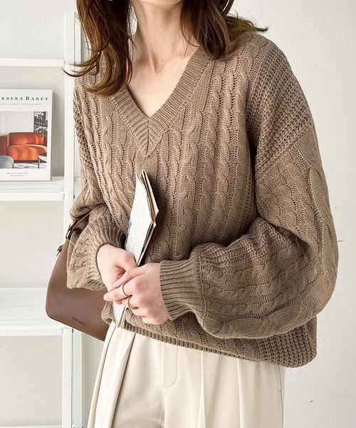 GeeRA(ジーラ)の「Vネックケーブル編ニットトップス(ニット/セーター・レディース・パープル/モカ/ブラック/オフホワイト/ベージュ/ブルー/杢グレー・LARGE/X-LARGE/SMALL/MEDIUM/XX-LARGE)」の4枚目の写真