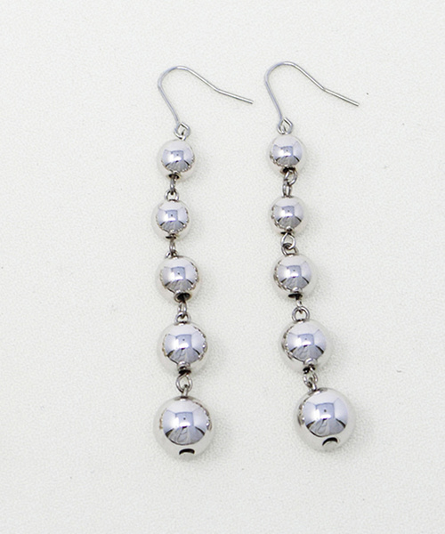 ISS（イズ）の「ISS:メタルボールフックロングピアス（ピアス（両耳用）・レディース・シルバー/ゴールド・FREE）」の2枚目の写真