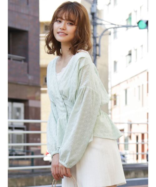 dazzlin（ダズリン）の「Ｖネックコットンペプラムトップス（シャツ/ブラウス・レディース・ブラック/オフホワイト/ミント・FREE）」の3枚目の写真