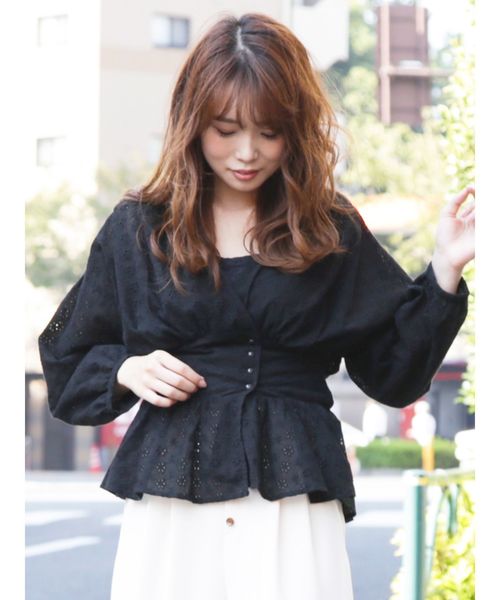 dazzlin（ダズリン）の「Ｖネックコットンペプラムトップス（シャツ/ブラウス・レディース・ブラック/オフホワイト/ミント・FREE）」の2枚目の写真