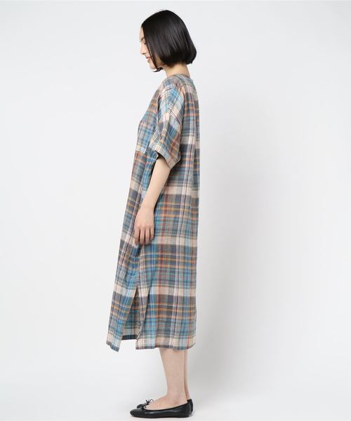 Munich（ミューニック）の「マドラスチェックリネン　Vネックリラックスワンピース(リゾートマキシワンピース)（ワンピース・レディース・ブルー・FREE）」の12枚目の写真