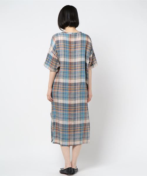 Munich（ミューニック）の「マドラスチェックリネン　Vネックリラックスワンピース(リゾートマキシワンピース)（ワンピース・レディース・ブルー・FREE）」の13枚目の写真