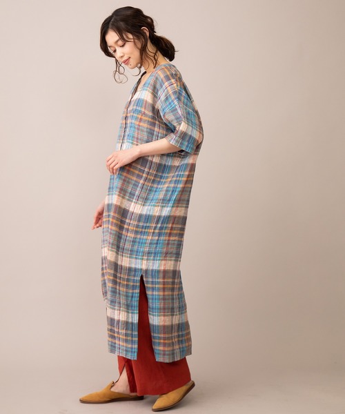 Munich（ミューニック）の「マドラスチェックリネン　Vネックリラックスワンピース(リゾートマキシワンピース)（ワンピース・レディース・ブルー・FREE）」の3枚目の写真