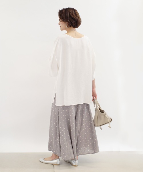 DouDou（ドゥドゥ）の「2WAY袖タックブラウス（シャツ/ブラウス・レディース・ブラック/ブラウン/オフホワイト・FREE）」の4枚目の写真