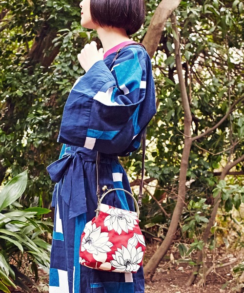 カヤ（カヤ）の「【カヤ】蓮の花 がま口ショルダーバッグ（ショルダーバッグ・レディース・レッド/イエロー/ブルー・FREE）」の3枚目の写真