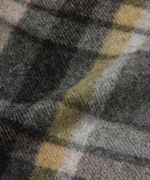 BEAMS（ビームス）の「◎BEAMS / チェック カシミヤ マフラー（マフラー・メンズ・グレー/ネイビー/ワイン・ONE SIZE）」の5枚目の写真