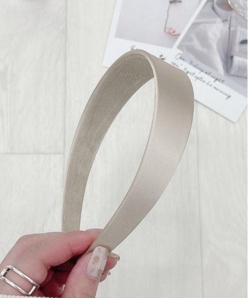 apres jour（アプレジュール）の「【apres jour×ARIAZ】サテンカチューシャ（カチューシャ・レディース・ブラック/ダークブラウン/ベージュ/ミント/モカ/ラベンダー/ピンクベージュ・FREE）」の9枚目の写真