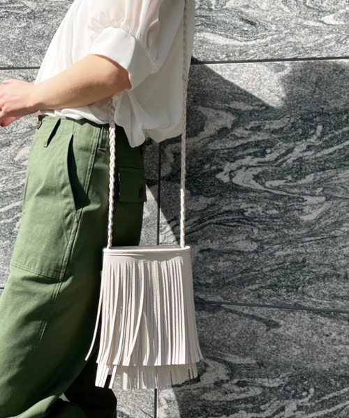 AG by aquagirl（エージーバイアクアガール）の「◆フリンジミニショルダー（ショルダーバッグ・レディース・ブラック/オフホワイト/キャメル・00）」の2枚目の写真