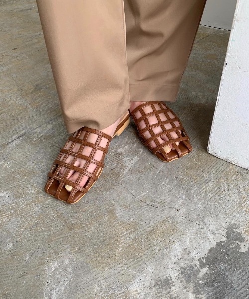 Amiur(エミレ)の「cutwork sandal(サンダル・レディース・ブラウン/ブラック・S/M/L)」の2枚目の写真