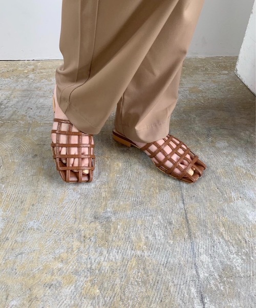 Amiur(エミレ)の「cutwork sandal(サンダル・レディース・ブラウン/ブラック・S/M/L)」の4枚目の写真