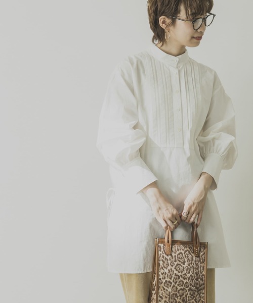URBAN RESEARCH（アーバンリサーチ）の「バンドカラーサイドリボンシャツ（シャツ/ブラウス・レディース・ライトベージュ/オフホワイト/ブラウン・FREE）」の2枚目の写真