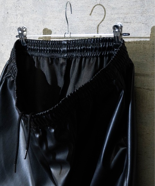 Naive magic（ナイーブマジック）の「【a】テックレザーイージーパンツ（その他パンツ・メンズ・グレー/ブラック/グリーン/アイボリー・LARGE/MEDIUM）」の6枚目の写真