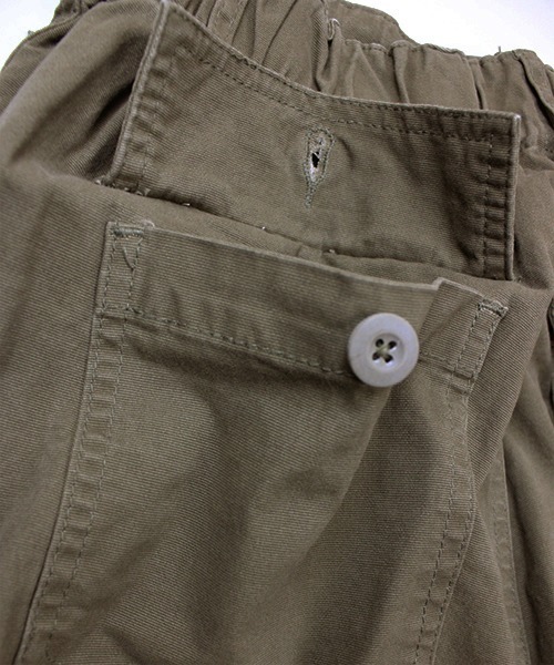 Universal Style Wear(ユニバーサルスタイルウェア)の「Universal Style Wear フネン ベイカーパンツ(チノパンツ・メンズ・カーキ/ブラック・MEDIUM/LARGE/X-LARGE)」の17枚目の写真