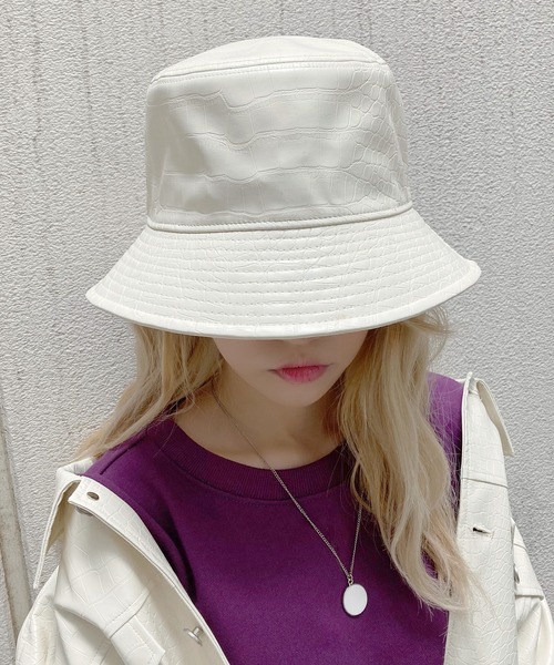 Figments（フィグメンツ）の「クロコフェイクレザーバケットハット（ハット・レディース・オフホワイト/ブラック/ブルー・FREE）」の2枚目の写真